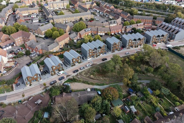 建設された住宅。10月14日、英ロンドン東部パーフリートで撮影。REUTERS/Vitalii Yalahuzian