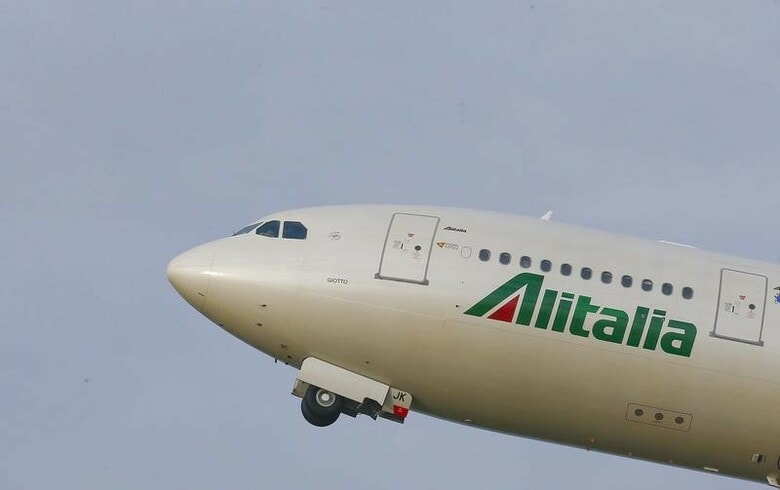 ４月２９日、イタリアのフラッグキャリア、アリタリア航空が再び経営危機によって急降下するのを目の当たりにした同国の国民の多くが、いっそ「墜落」する方が国のためではないかと考え始めている。写真は２月、ローマの空港を飛び立つアリタリア航空機（２０１７年　ロイター/Tony Gentile）