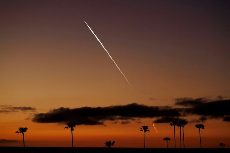 スペースXのファルコン9ロケットの夜間打ち上げの様子。2024年4月1日、カリフォルニア州エンシニータスで撮影。REUTERS/Mike Blake