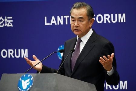 　５月２５日、中国の王毅・国務委員兼外相は、通商問題を政治化しようとするＥＵの試みは「受け入れられず、成功しない」と述べた。写真は昨年９月、北京で撮影（２０２１年　ロイター／Thomas Peter）