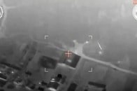 【動画】クラスター弾で周辺を薙ぎ払い、単弾頭が大爆発...ロシア軍用工場を破壊した、HIMARS爆撃の衝撃映像