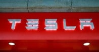 米テスラ、太陽光発電の屋根タイルを買収先ベンチャーと開発、来夏出荷へ