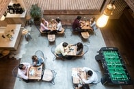 一人暮らしよりわざわざ他人と暮らしをシェア？　イギリスで新しい共同生活が選ばれる理由