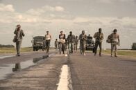 これが「デスゲーム」の原点…S・キングの原作を超えた、映画『ロングウォーク』の圧倒的な力