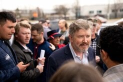 「反トランプ」の共和党有力議員、予備選でトランプの刺客と決戦へ