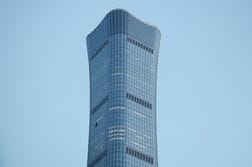 北京高層ビルへの小型機衝突、低空飛行分野に冷や水　当局は沈黙