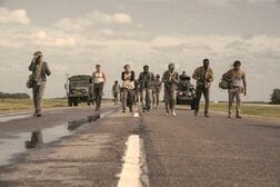 これが「デスゲーム」の原点…S・キングの原作を超えた、映画『ロングウォーク』の圧倒的な力