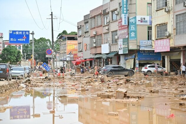 濁流が車を押し流し、水の中をヘビが動き回る…70人以上の死者を出した、中国で続く大雨の惨状