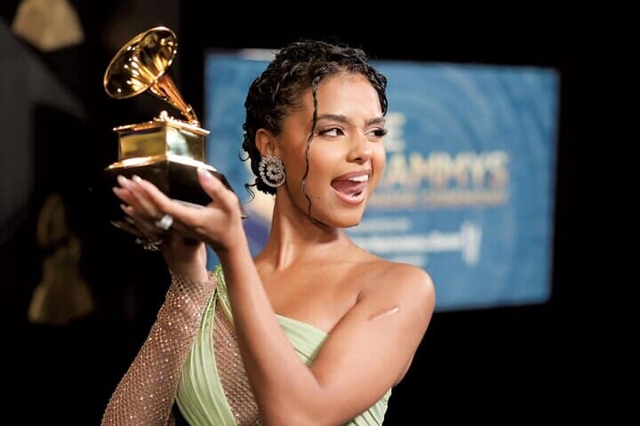 グラミー賞のトロフィーを掲げるタイラ