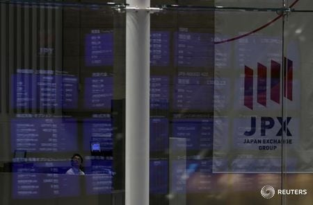 　１１月１３日、日本株は堅調だが、国内景気や企業業績の不透明感は強い。株価は半年先のファンダメンタルズを織り込むと言われる。しかし、米利上げや中国景気など不安材料は多く、来期は今期よりも予想しにくいのが現状だ。写真は都内で８月撮影（２０１５年　ロイター/Yuya Shino）