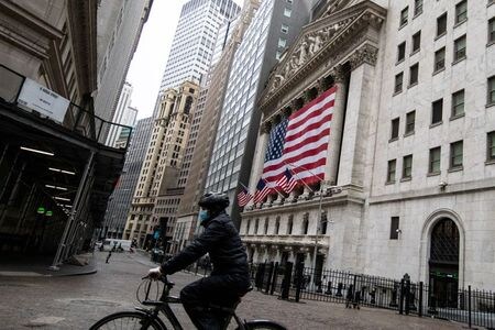 米国株式市場は主要３指数がそろって上昇。朝方発表の４月の雇用統計は新型コロナウイルス感染拡大を受け雇用者数が大きく減少したものの、予想ほどは悪化しなかった。写真は４月２６日、ニューヨーク証券取引所前で撮影（２０２０年　ロイター/Jeenah Moon）