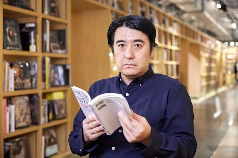 佐久間宣行／1975年、福島県いわき市生まれ。テレビプロデューサー、演出家、作家、ラジオパーソナリティ（銀座 蔦屋書店にて撮影）　Photo：遠藤 宏