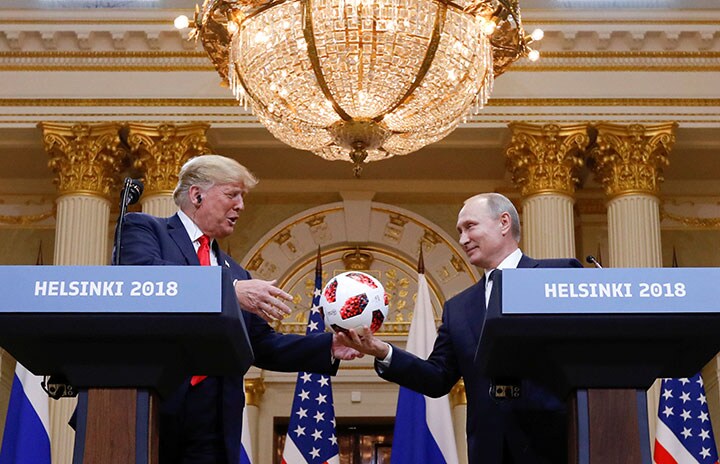 プーチンからＷ杯のサッカーボールを渡されたトランプ　Kevin Lamarque-REUTERS