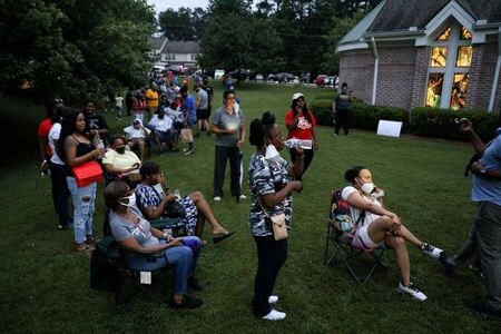 　７月１０日、秋に大統領選を控える今年、全米各州で行われた予備選挙によって、ここ１００年で最悪の公衆衛生危機下で実施する選挙がいかに困難か、明らかになった。新型コロナウイルスの感染拡大で実施が遅れた予備選の投票に並ぶ有権者。６月９日、ジョージア州ユニオンシティで撮影（２０２０年　ロイター/Dustin Chambers）
