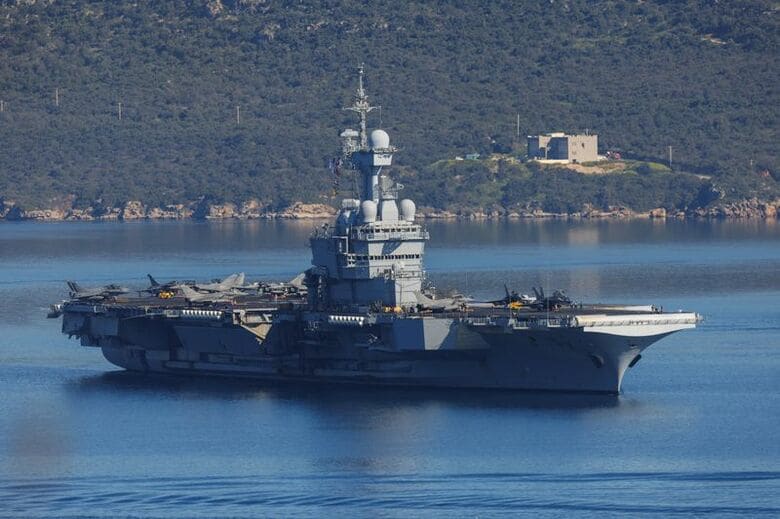 ギリシャ・クレタ島のソウダ湾を出港するフランスの空母「シャルル・ド・ゴール」（2026年4月7日撮影）。REUTERS/Stefanos Rapanis