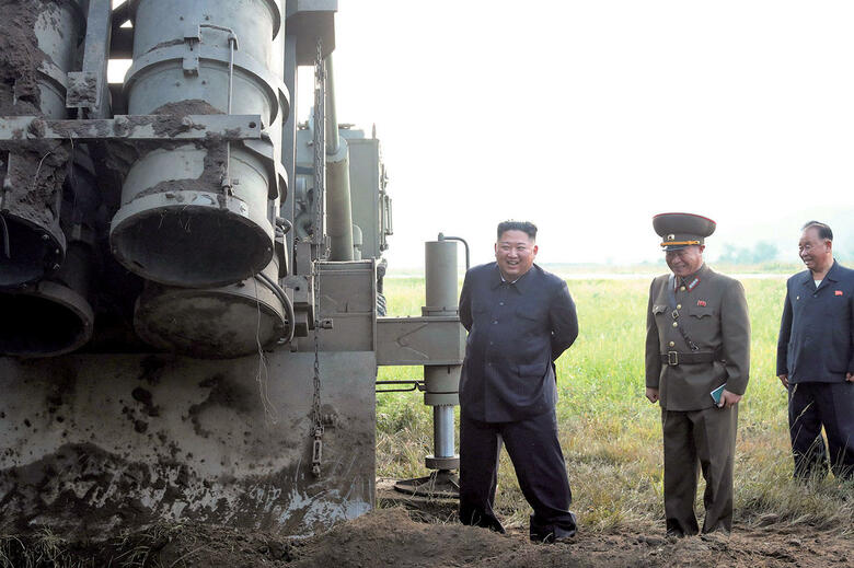 朝鮮中央通信は9月、超大型ロケット砲を視察する金の写真を公開　KCNA-REUTERS