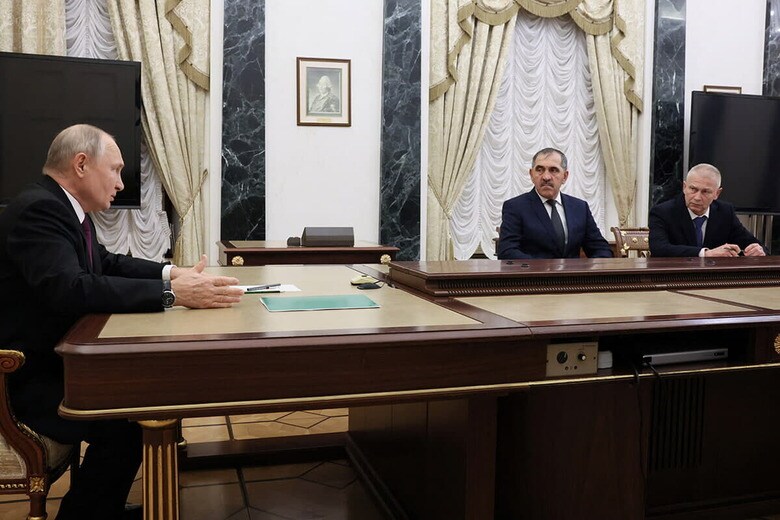 トロシェフ氏（右端）と会談するプーチン大統領（9月28日）　Sputnik/Mikhail Metzel/Pool via REUTERS