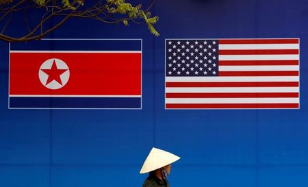 北朝鮮は２１日、米国が米朝非核化協議の期限を無視したとし、核実験や大陸間弾道ミサイルの発射を中止する約束にもはや縛られる必要はないと表明した。「新たな道」を模索する可能性にも言及した。ハノイで昨年２月撮影（２０２０年　ロイター/Kim Kyung Hoon）