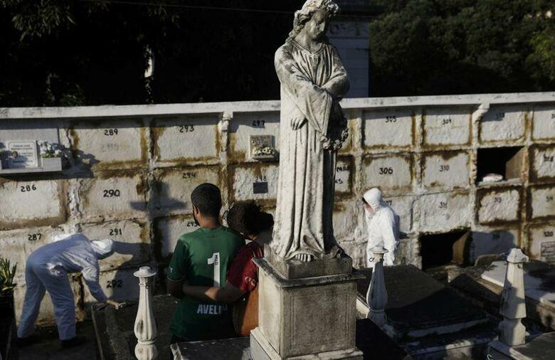 ブラジル保健省が発表した国内の新型コロナウイルス感染者は累計25万4220人だった。リオデジャネイロの墓地で撮影(2020年　ロイター/Ricardo Moraes)