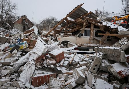 ロシアは８日、ウクライナ全土に対するミサイル攻撃を実施した。ウクライナ当局によると、住宅地や商業施設などが被害を受け、少なくとも４人が死亡、３８人が負傷した。写真は１月８日、ウクライナ東部ハリコフ州のズミーウでロシア軍のミサイル攻撃で破壊された民間住宅（２０２４年　ロイター／Sofiia Gatilova）