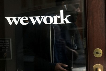 共有オフィス賃貸を手掛ける米ウィーワークは、先に退任したアダム・ニューマン前最高経営責任者（ＣＥＯ）の後任探しに着手した。複数の関係筋が１１日、明らかにした。ニューヨークで１０月撮影（２０１９年　ロイター/CARLO ALLEGRI）