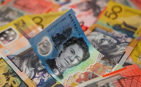 午後３時のドル／円は、前日ＮＹ市場午後５時時点に比べ、小幅にドル高／円安の１０４円前半。午後にかけて、豪ドルなど資源国通貨に対する円売りが徐々に広がった。写真は、オーストラリアドル紙幣。2018年2月8日に撮影。（2020年　ロイター／Daniel Munoz）