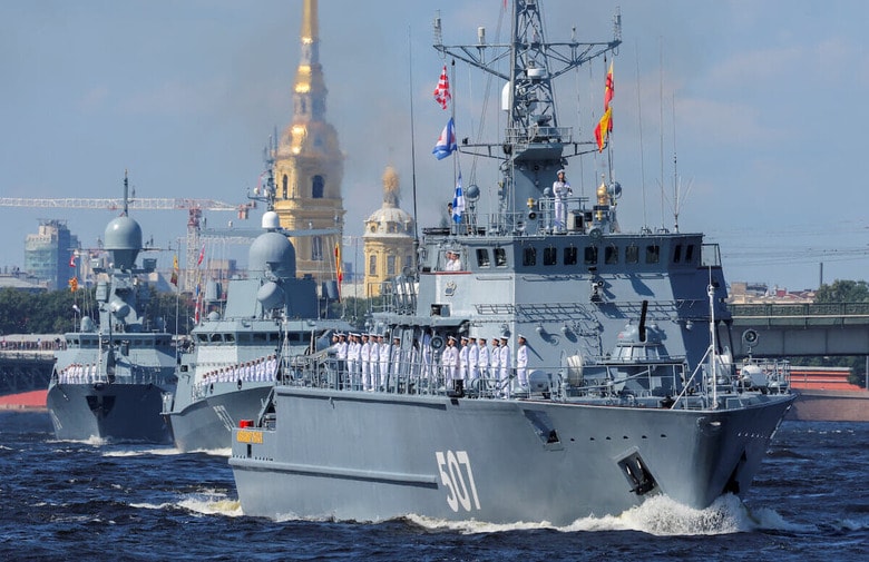 「ロシア海軍の日」、サンクトペテルブルクの街を背景に行進する掃海艇アレクサンダー・オブホフほかのロシア艦艇（7月28日）　REUTERS　