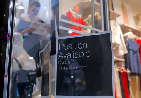 オーストラリア・ニュージーランド銀行（ＡＮＺ）と求人情報サイトのインディードが５日発表した７月の求人広告件数は前月比１％減少した。写真はシドニーの店舗に出されたセールスアシスタントの求人。２０１６年１２月撮影（２０２５年　ロイター／Steven Saphore）