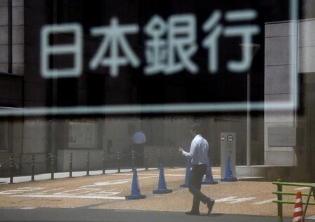　７月７日、白井さゆり前日銀審議委員はロイターのインタビューに応じ、日銀は金融緩和策の持続性確保と国債市場の機能改善のため、現行の金融政策の枠組みを見直すべきと提言した。６月撮影（２０１７年　ロイター/Toru Hanai）