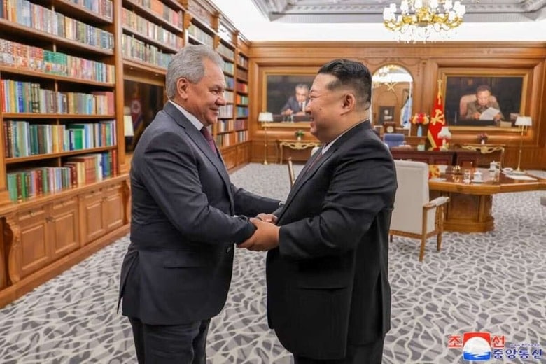 北朝鮮の金正恩朝鮮労働党総書記は６月４日、ロシアのショイグ安全保障会議書記と会談した=写真。KCNA配信（２０２５年　ロイター）