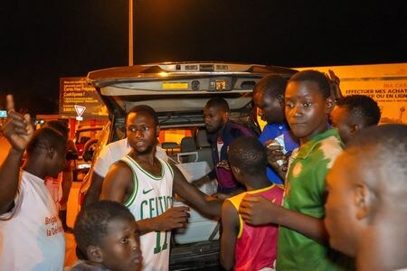 西アフリカ諸国経済共同体（ＥＣＯＷＡＳ）は、ニジェールの軍事政権に対し設定した憲法秩序回復の通告が聞き入れられないまま６日の期限切れを迎えたこと受け、１０日に臨時首脳会議を開催しニジェール情勢について協議する。写真は８月５日、ニジェールの首都ニアメーの空軍基地周辺に集まる軍事政権を支持する人たち（２０２３年　ロイター／Mahamadou Hamidou）