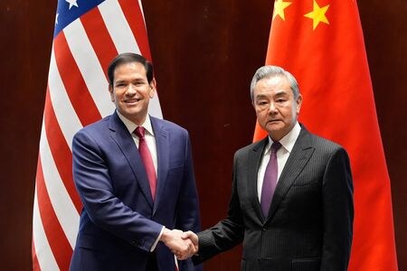 　ルビオ米国務長官は１３日、安全保障会議の開催地ドイツ・ミュンヘンで中国の王毅外相と会談した。ミュンヘンで１３日代表撮影（２０２６年　ロイター）