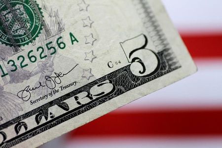 　６月２１日、米リッチモンド地区連銀のバーキン総裁は、米経済が安定した成長、雇用、インフレという以前の１０年間の状況に早期に戻る可能性は低いとの認識を示した。写真は米ドル紙幣。２０１７年６月撮影（２０２２年　ロイター／Thomas White）