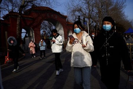 世界保健機関（ＷＨＯ）が中国に対し、呼吸器疾患の増加と小児肺炎の報告について詳細な報告を求めたことについて、ＷＨＯの中国事務所は２３日、「定期的」な確認との見解を示した。２月１４日撮影（２０２３年　ロイター/Tingshu Wang/File Photo）
