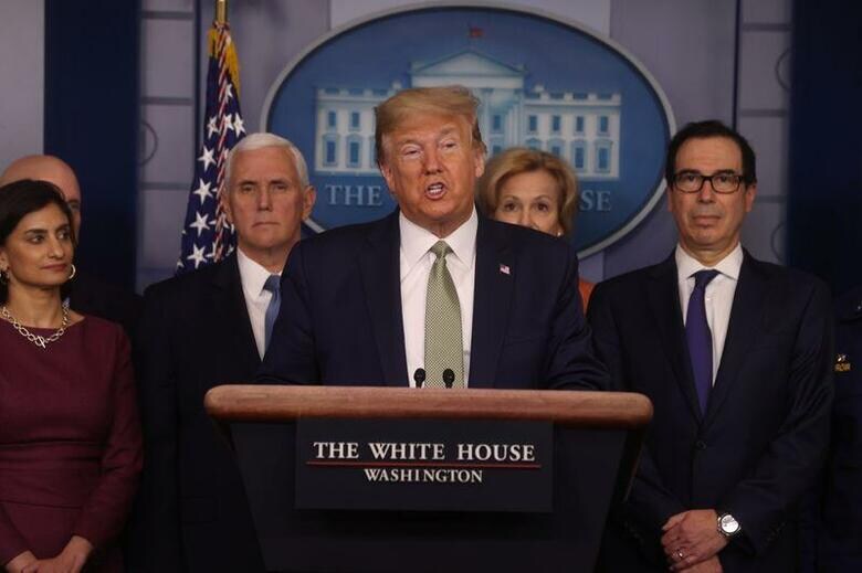 トランプ米大統領は１７日、新型コロナウイルスの経済的衝撃を和らげるために、国民に小切手を支給する計画を明らかにし、最大１０００ドルになる可能性があると述べた（２０２０年　ロイター/JONATHAN ERNST）