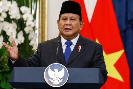 ４月７日、    インドネシアのプラボウォ大統領（写真）は、米国とは公平で対等な関係を望んでいるとし、米国の相互関税に外交で対処する方針を示した。ジャカルタで３月撮影（２０２５年　ロイター/Ajeng Dinar Ulfiana）