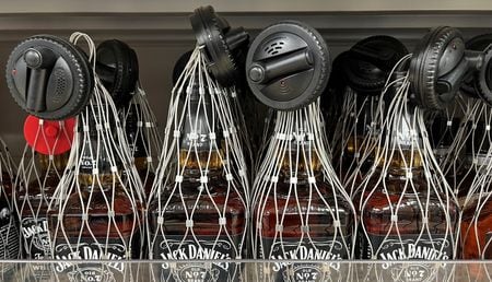 　１０月６日、米国スピリッツ協会（ＤＩＳＣＵＳ）はリポートで、米国産蒸留酒の輸出額が第２・四半期に９％減少したと明らかにするとともに、貿易摩擦によって主要市場で需要が打撃を受けていると警告した。写真は英マンチェスターで販売される商品。１月３０日撮影（２０２５年　ロイター/Phil Noble）