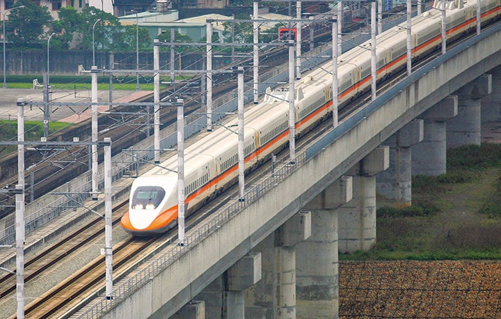 写真の台湾のような新幹線方式の高速鉄道がタイに走るのはいつ？　Maurice Tsai-Bloomberg/GETTY IMAGES