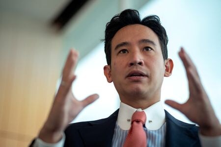 　７月１８日、タイの首相候補となっている「前進党」のピター党首（写真）は、ロイターのインタビューに応じ、政権を樹立した場合、同党が掲げる改革のペースを落とすことはいとわないが、王室侮辱禁止法を改正する計画は撤回しないと述べた。写真はバンコクで撮影（２０２３年　ロイター/Athit Perawongmetha）