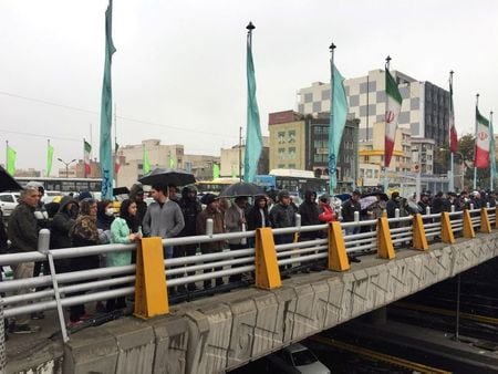 　１２月２５日、イラン労働通信（ＩＬＮＡ）が報じたところによると、イラン当局は複数の州で携帯端末からのインターネットアクセスを制限している。写真は１１月１６日、テヘランでガソリン値上げに対するデモに参加する人々（２０１９年　ロイター/Nazanin Tabatabaee/WANA）