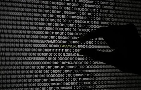 ６月９日、シンガポールのリー・シェンロン首相は、公務員が使用するコンピューターについて、サイバー攻撃から政府データを守るためにインターネット接続を遮断する方針だという。ベルリンで２０１３年５月撮影（２０１６年　ロイター/Pawel Kopczynski）