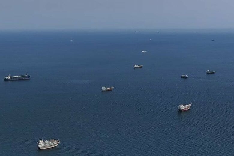 写真はホルムズ海峡付近を航行する船舶。2日、オマーンのムサンダムから撮影　REUTERS/Stringer