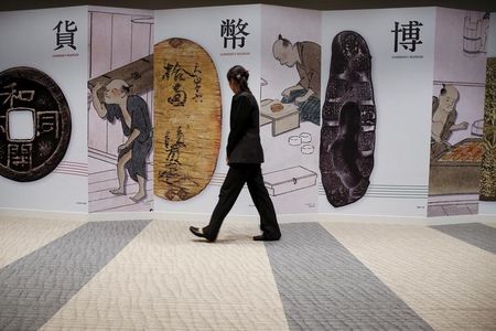 １１月２０日、日銀の貨幣博物館が２１日にリニューアルオープンするのを控え、オープニング式典が行われた（２０１５年　ロイター/THOMAS PETER）