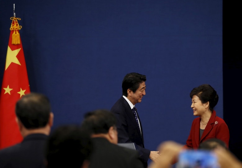 やっと実現した安倍晋三首相と朴槿恵大統領の日韓首脳会談だが　Kim Hong-Ji-REUTERS