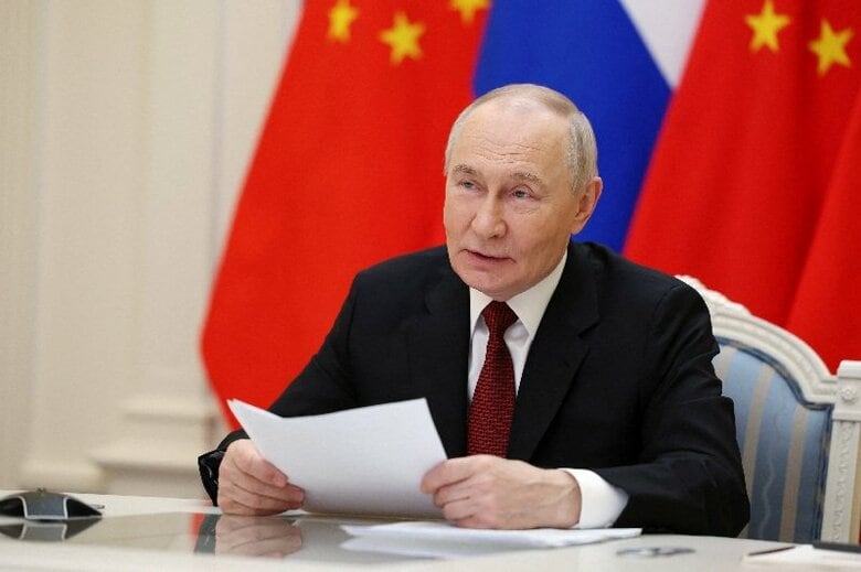 写真はロシア・モスクワからビデオ回線を通じて中国の習近平国家主席と会談するロシアのプーチン大統領。提供写真。2月代表撮影。Sputnik/Vyacheslav Prokofyev/Pool via REUTERS