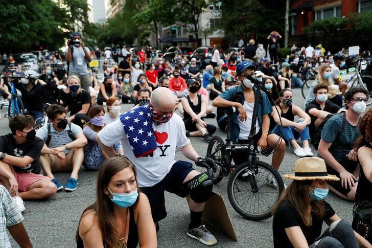 ニューヨーク州のクオモ知事は4日、米中西部ミネソタ州で発生した白人警官の暴行による黒人男性死亡事件を受けた抗議デモが新型コロナウイルスの感染を拡大させる可能性があるとし、デモ参加者に検査を受けるよう呼び掛けた。ニューヨーク市で3日撮影(2019年　ロイター/ANDREW KELLY)