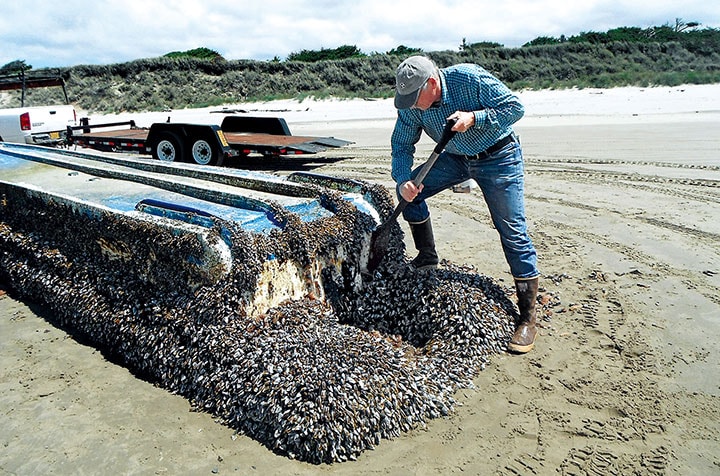 ワシントン州ロングビーチの海岸に打ち上げられた日本の船舶の瓦礫　Russ Lewis