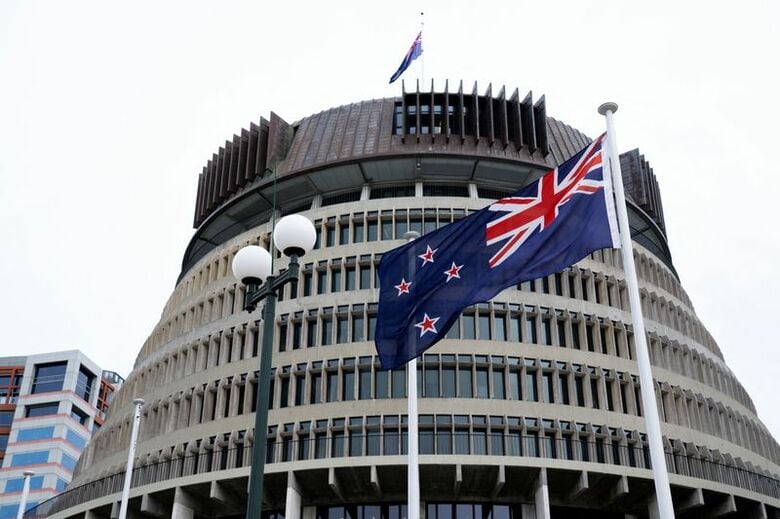 ニュージーランドの国旗と国会議事堂。２０２５年９月、ウェリントンで撮影。REUTERS/Marty Melville