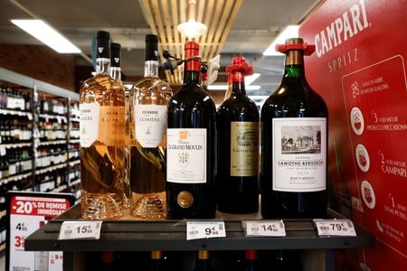 パリのスーパーマーケットで陳列されたフランスワイン、2025年4月撮影　REUTERS/Benoit Tessier