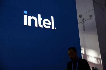 　７月５日、ベトナム計画投資省は、十分な投資優遇措置がないことが原因で米インテルや韓国ＬＧ化学など多国籍企業による数十億ドル規模の投資を逃したと分析している。写真はインテルのロゴ。北京で昨年１１月撮影（２０２４　ロイター／Florence Lo）